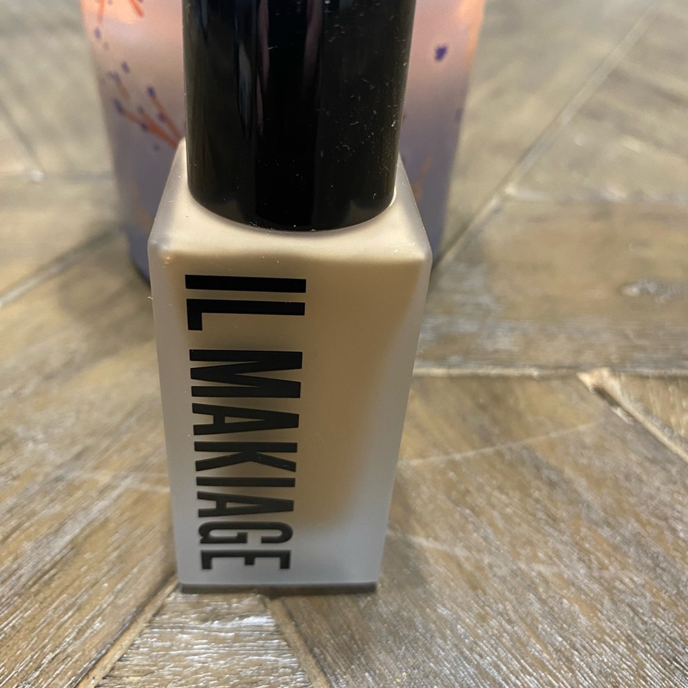 IL MAKIAGE Woke Up Like This flawless base foundation. Shade 120. 30 ml